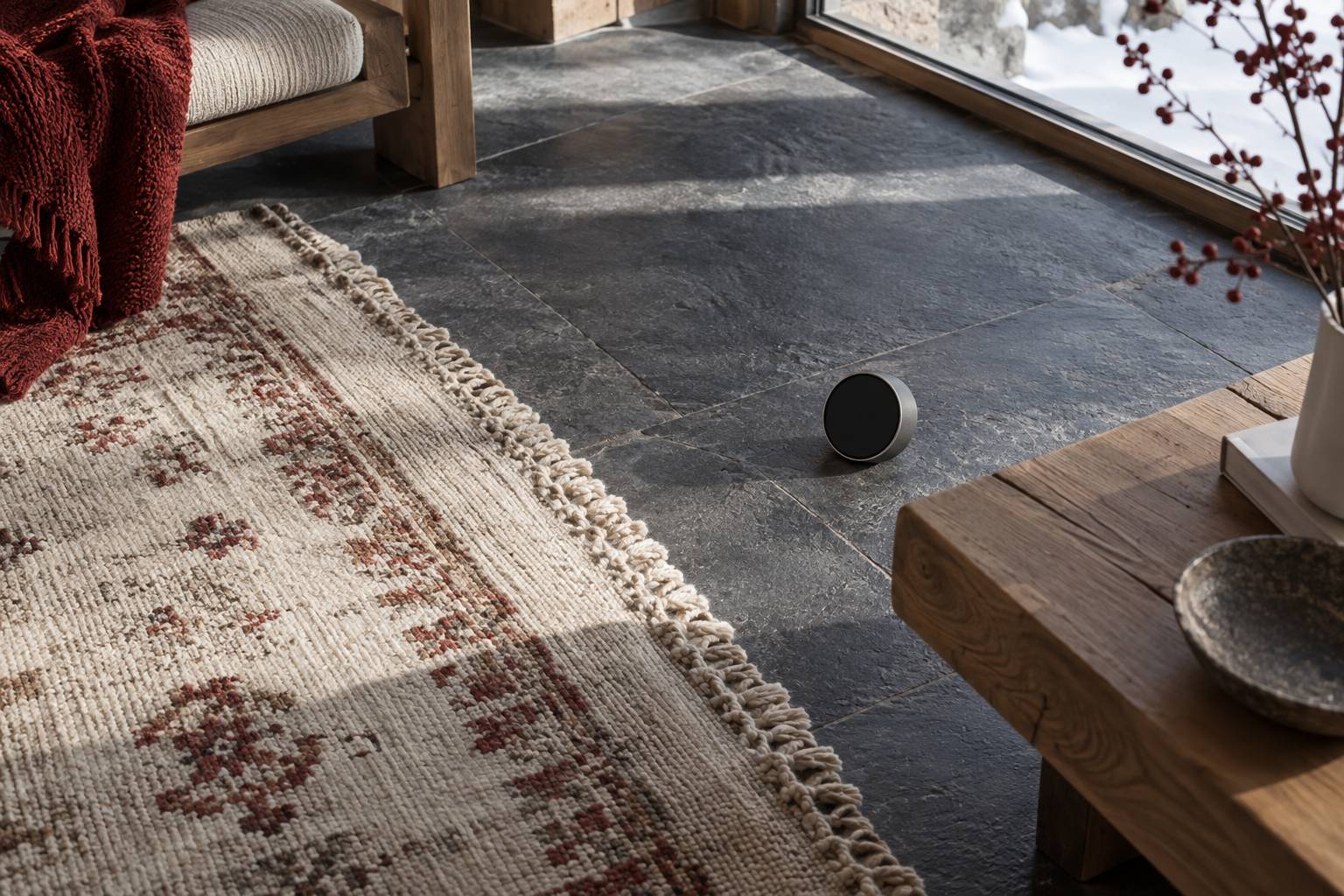 Detail de la fibre d'un tapis annode au bord d'une dalle de pierre