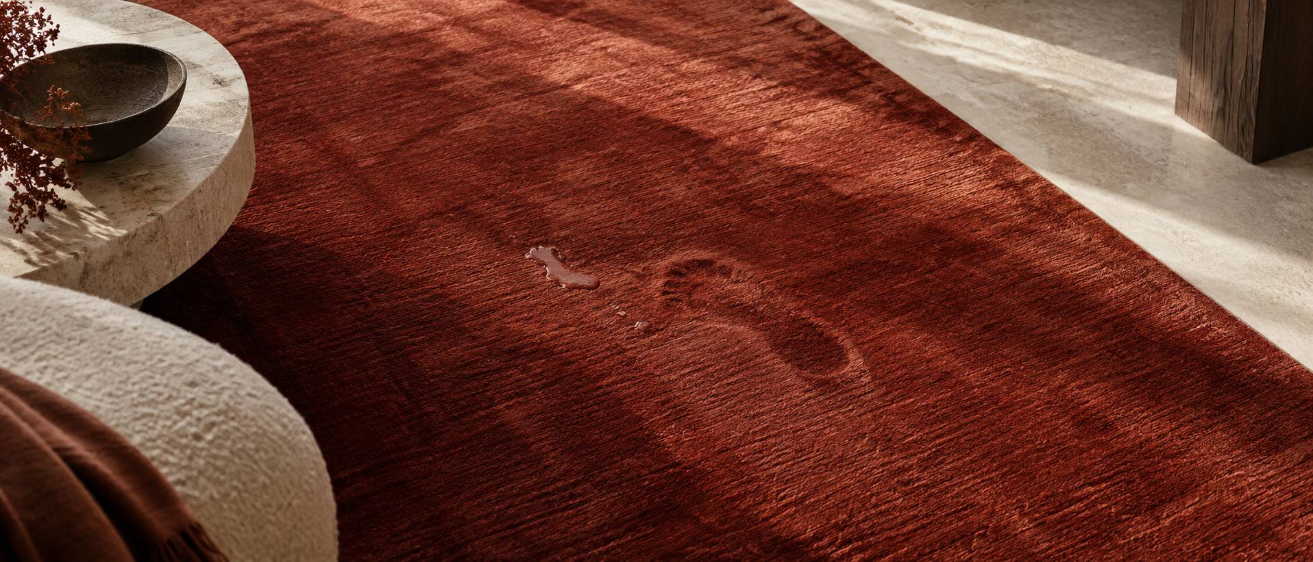 Gros plan des fibres souples d'un tapis exposé à une trace d'eau